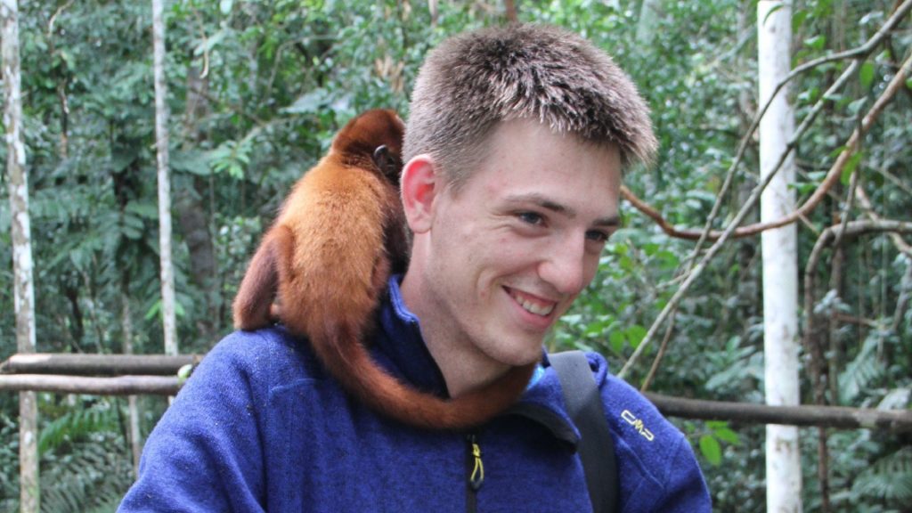 Turista con Mono araña en el hombro, amazonas, Ateles geoffroyi