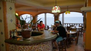 Amigos conversando en bar y restaurante con vista al mar en hotel de Capurganá