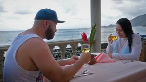 Pareja disfrutando en bar y restaurante con vista al mar en hotel de Capurganá