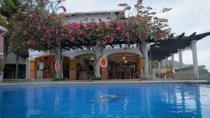 Piscina y restaurante bar en hotel de Carpurganá